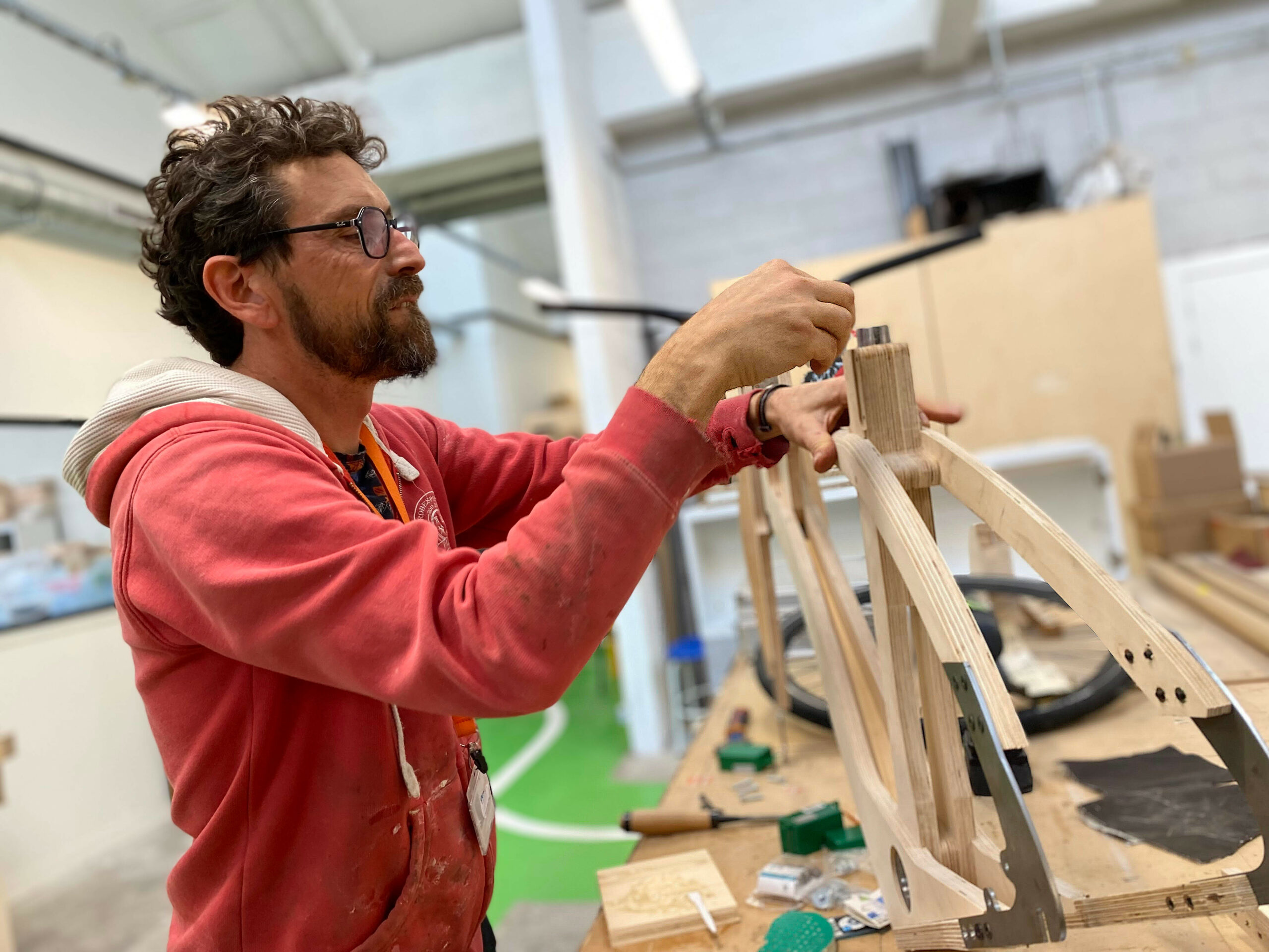 Flotte de vélos en bois préparée pour événement