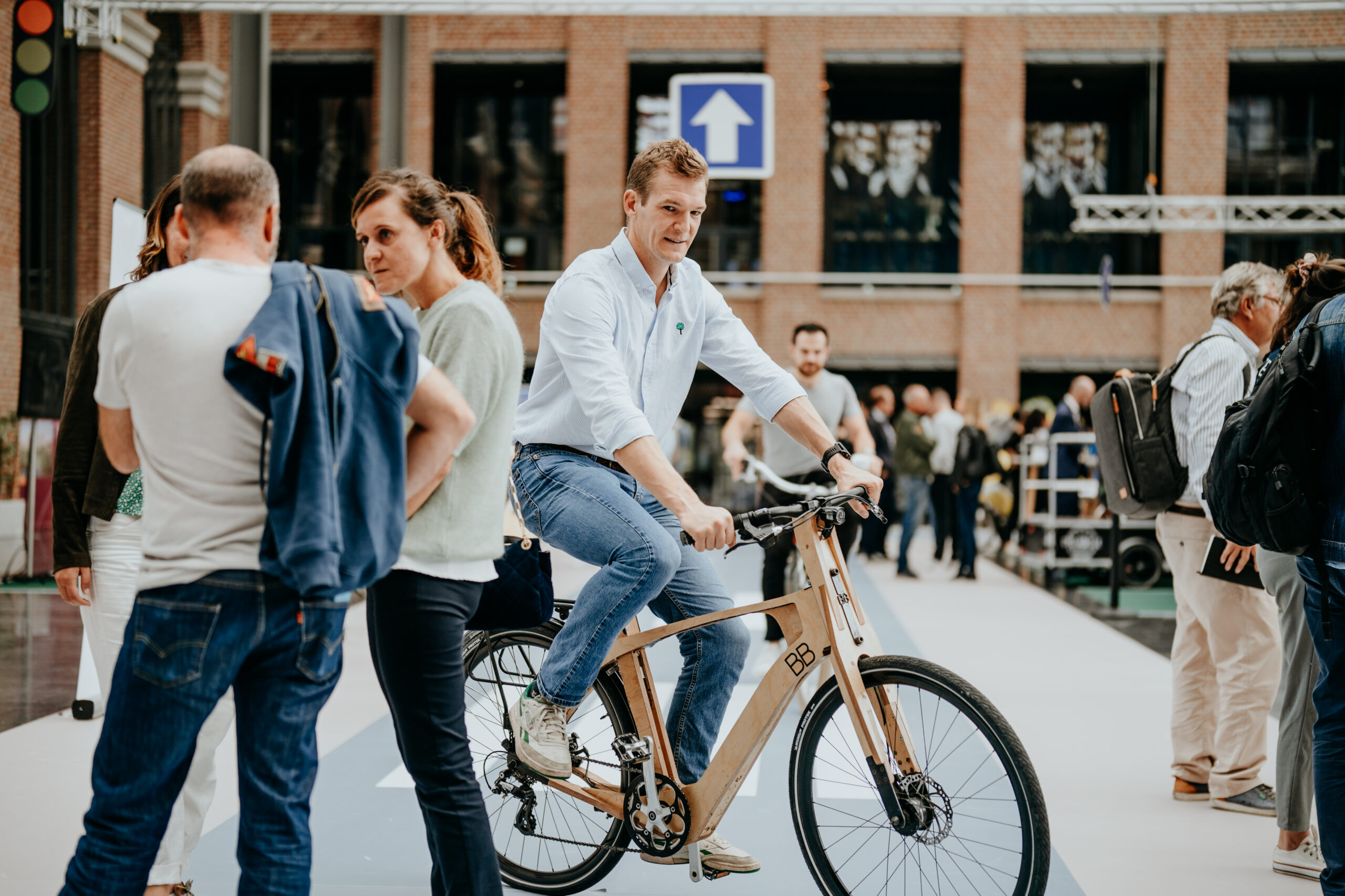Bicyclette en Bois présentée lors d'un salon dans les Hauts-de-France
