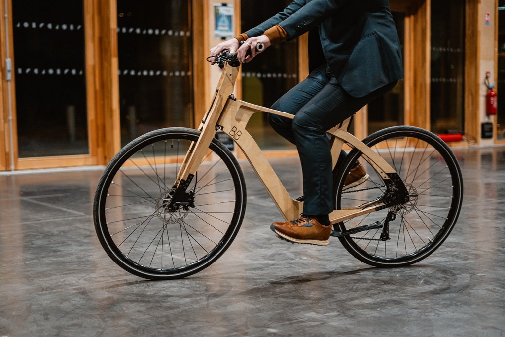 Guidon en bois, poignées cuir et finition artisanale