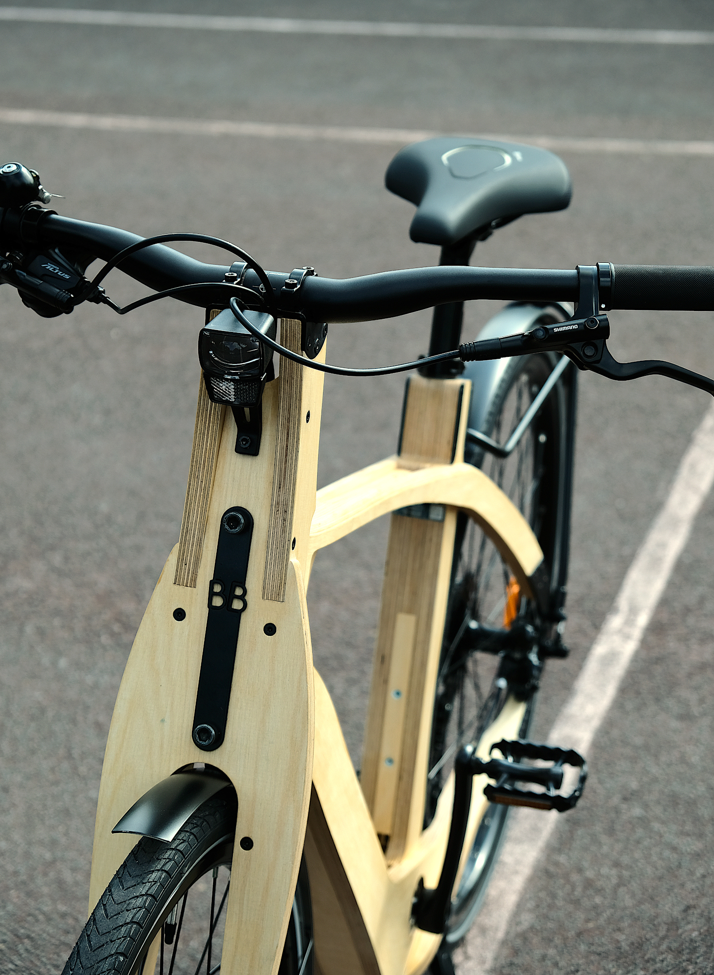 Cycliste au guidon du vélo en bois BybØ Vélotaf